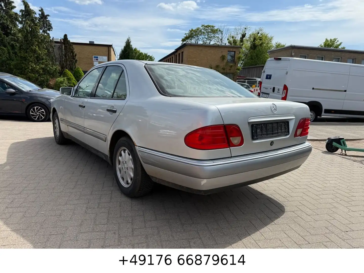 Mercedes-Benz E 240 Elegance Automatik Silber - 2