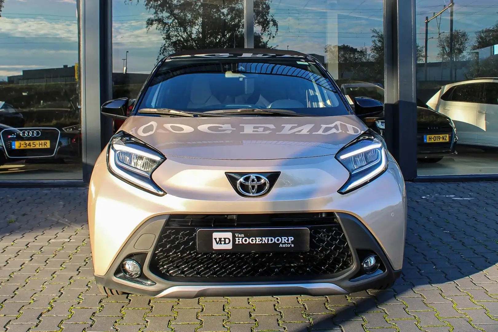 Toyota Aygo X 1.0 VVT-i S-CVT Premium NAVI CAMERA DAK AUTOMAAT Goud - 2