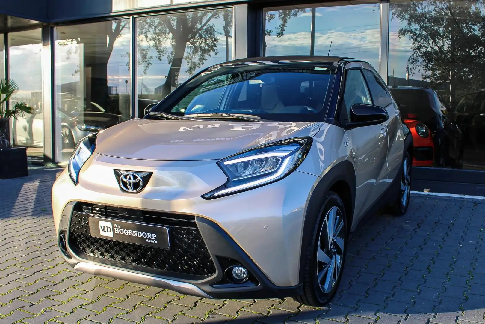 Toyota Aygo X 1.0 VVT-i S-CVT Premium NAVI CAMERA DAK AUTOMAAT Goud - 1