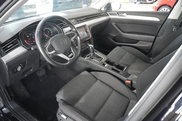Volkswagen Passat view 9
