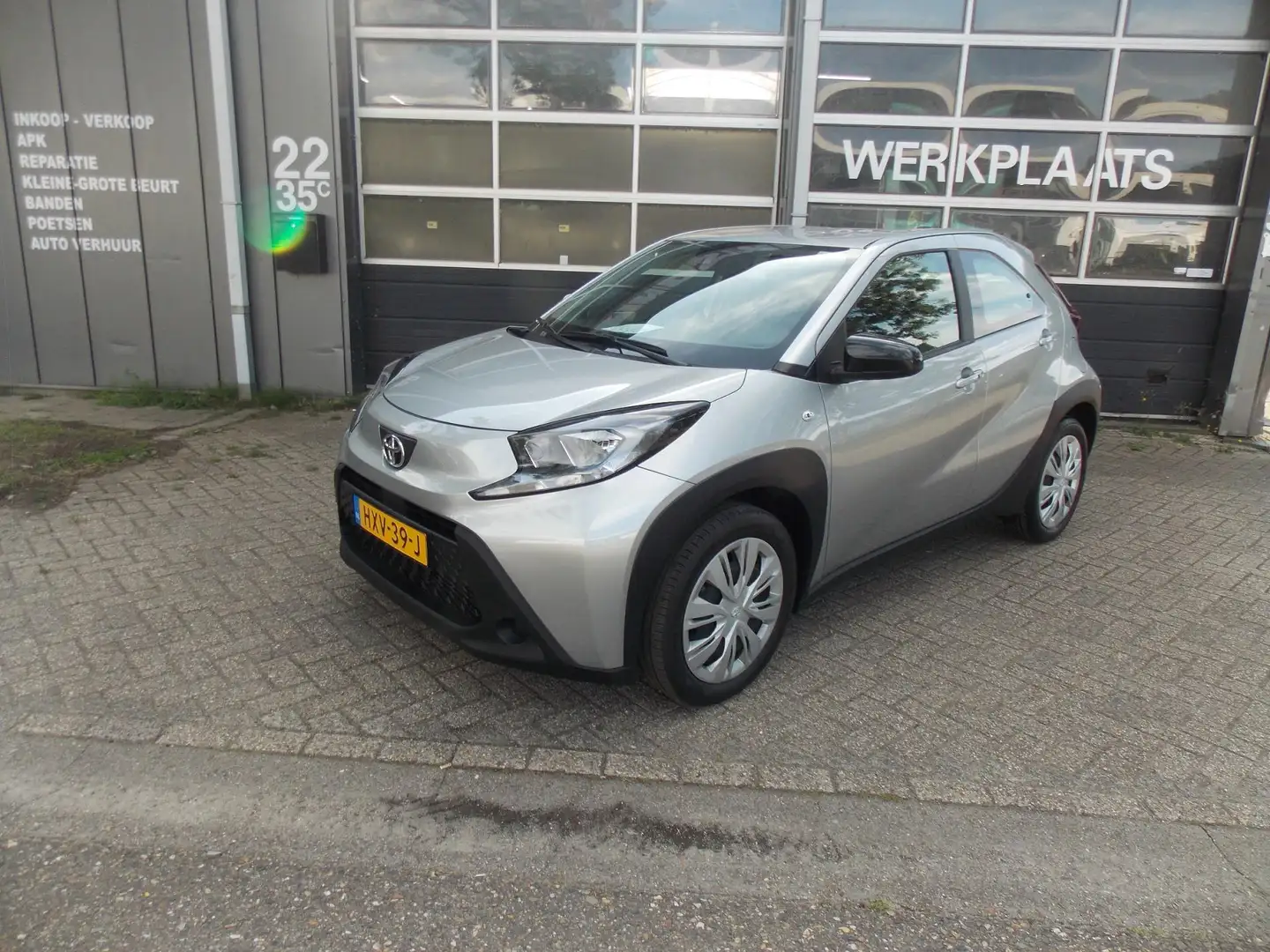 Toyota Aygo X 1.0 VVT-i S-CVT first Automaat Camera Elek Pakket Grijs - 2