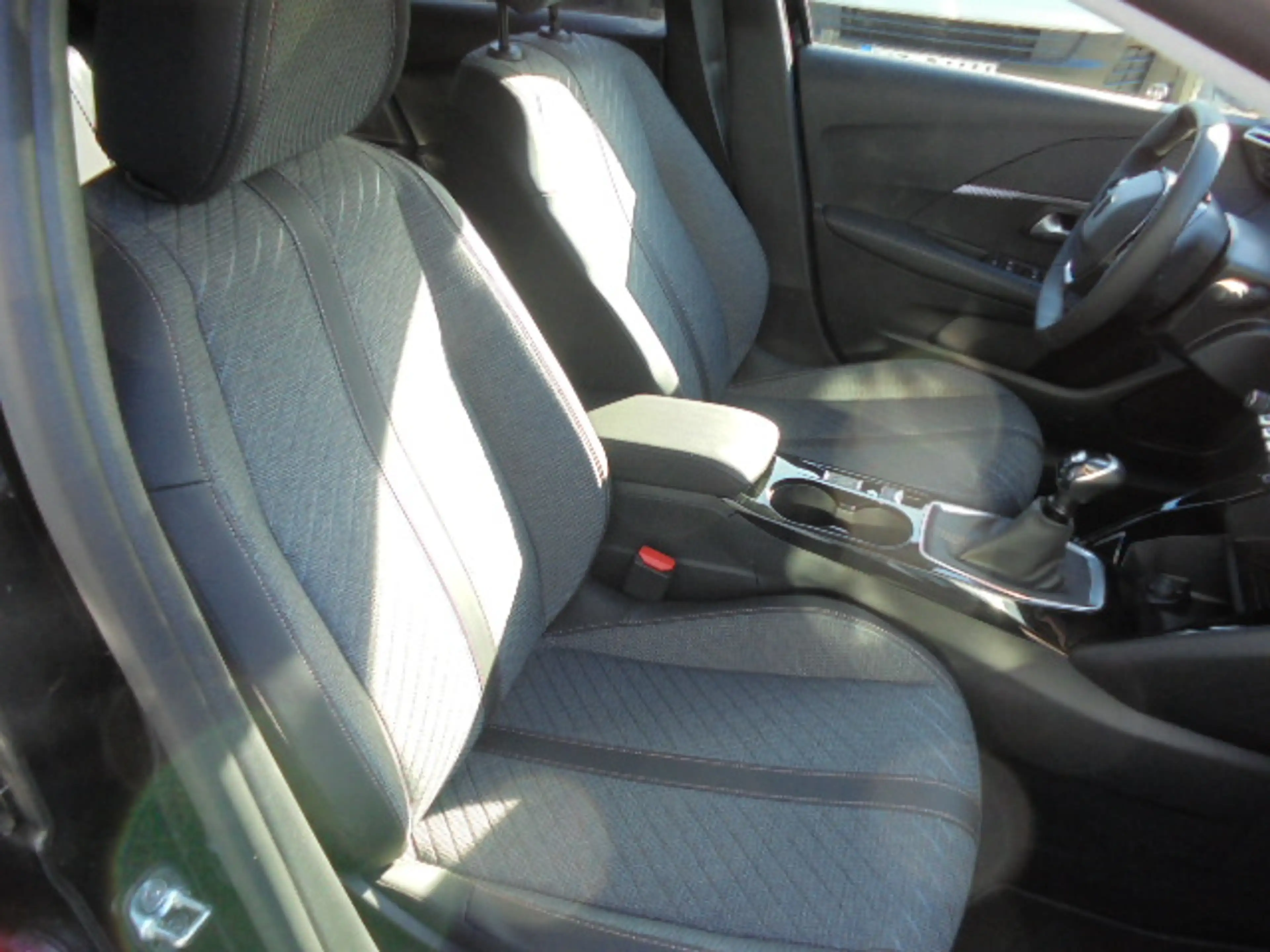 Peugeot 208 ALLURE TURBO 100 — photo 8