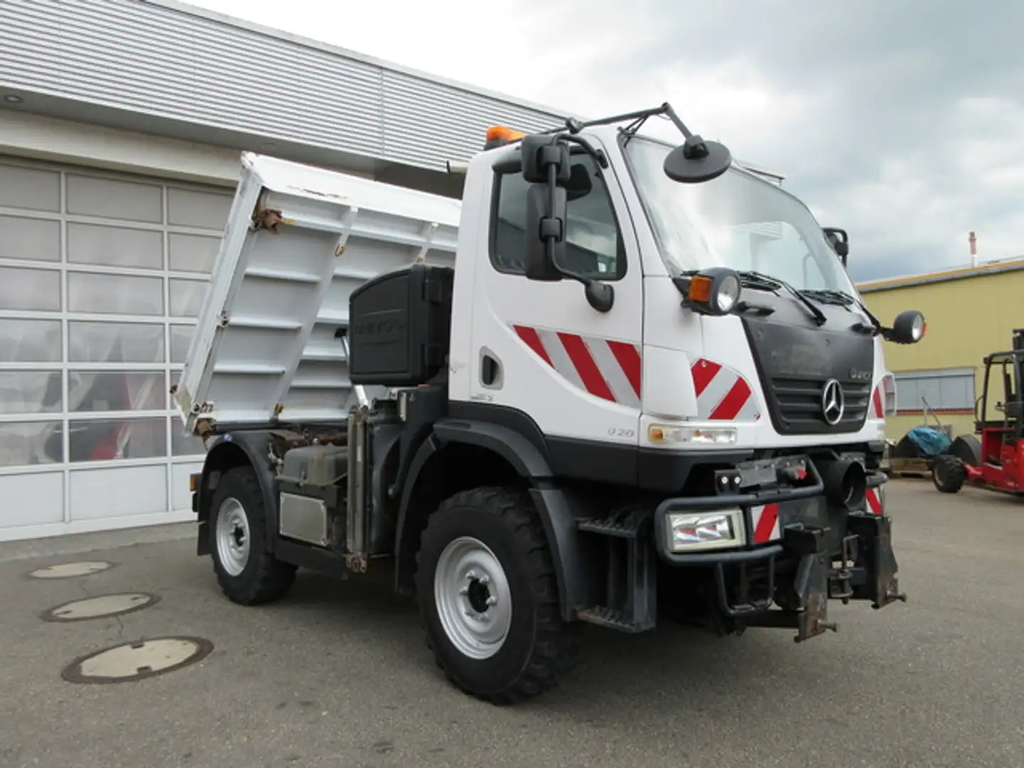 Unimog U 20 Dreiseitenkipper AHK Zapfwelle vorne Weiß - 1
