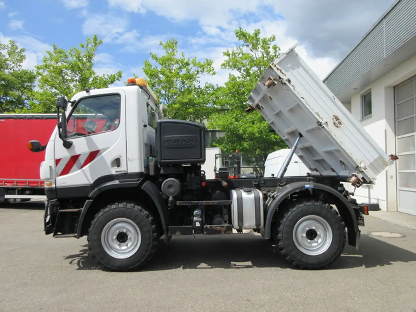 Unimog U 20 Dreiseitenkipper AHK Zapfwelle vorne Weiß - 2