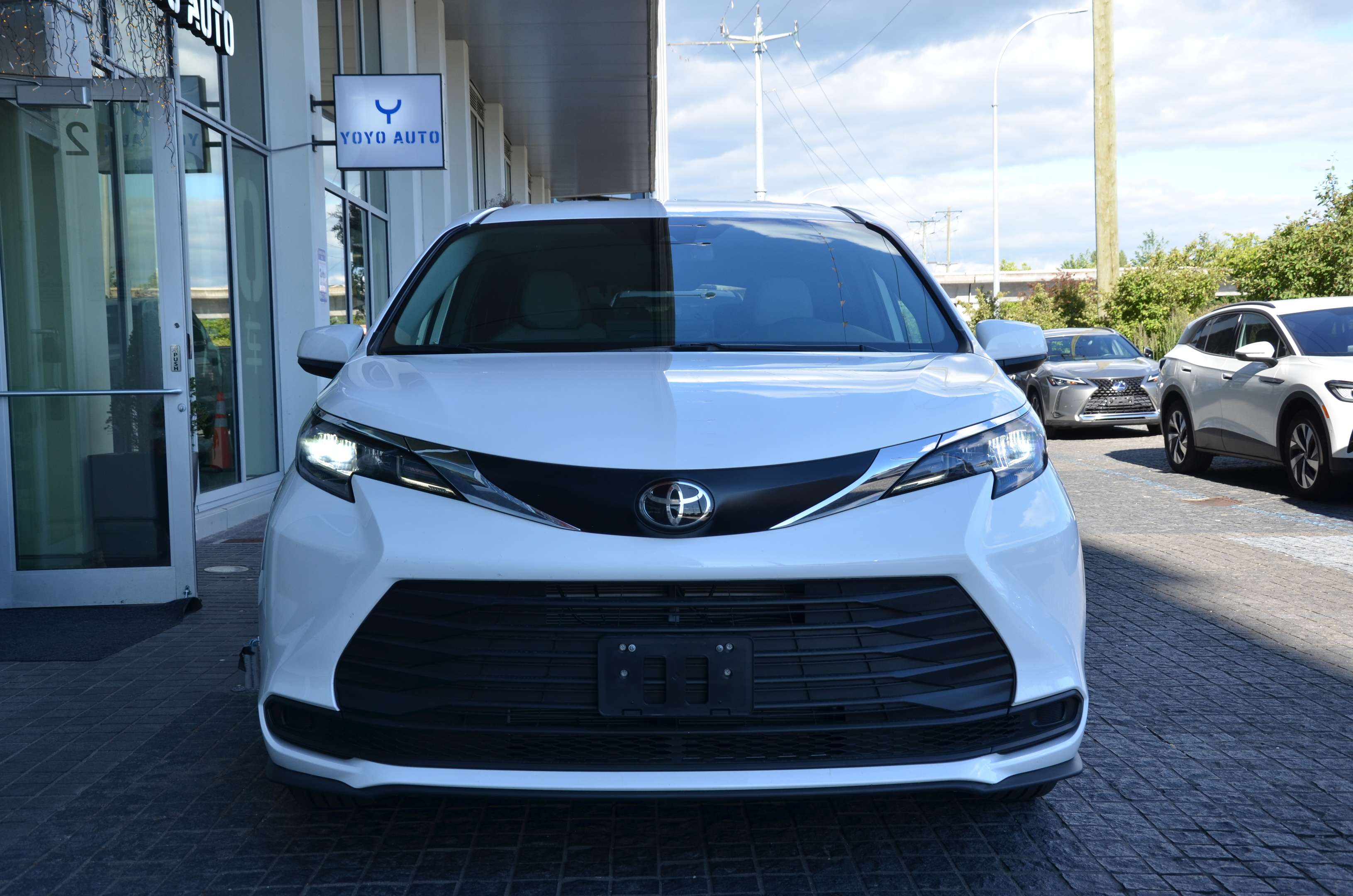 2026 Toyota Sienna LE 8-Passenger AWD | New Car | No Accident — photo 1