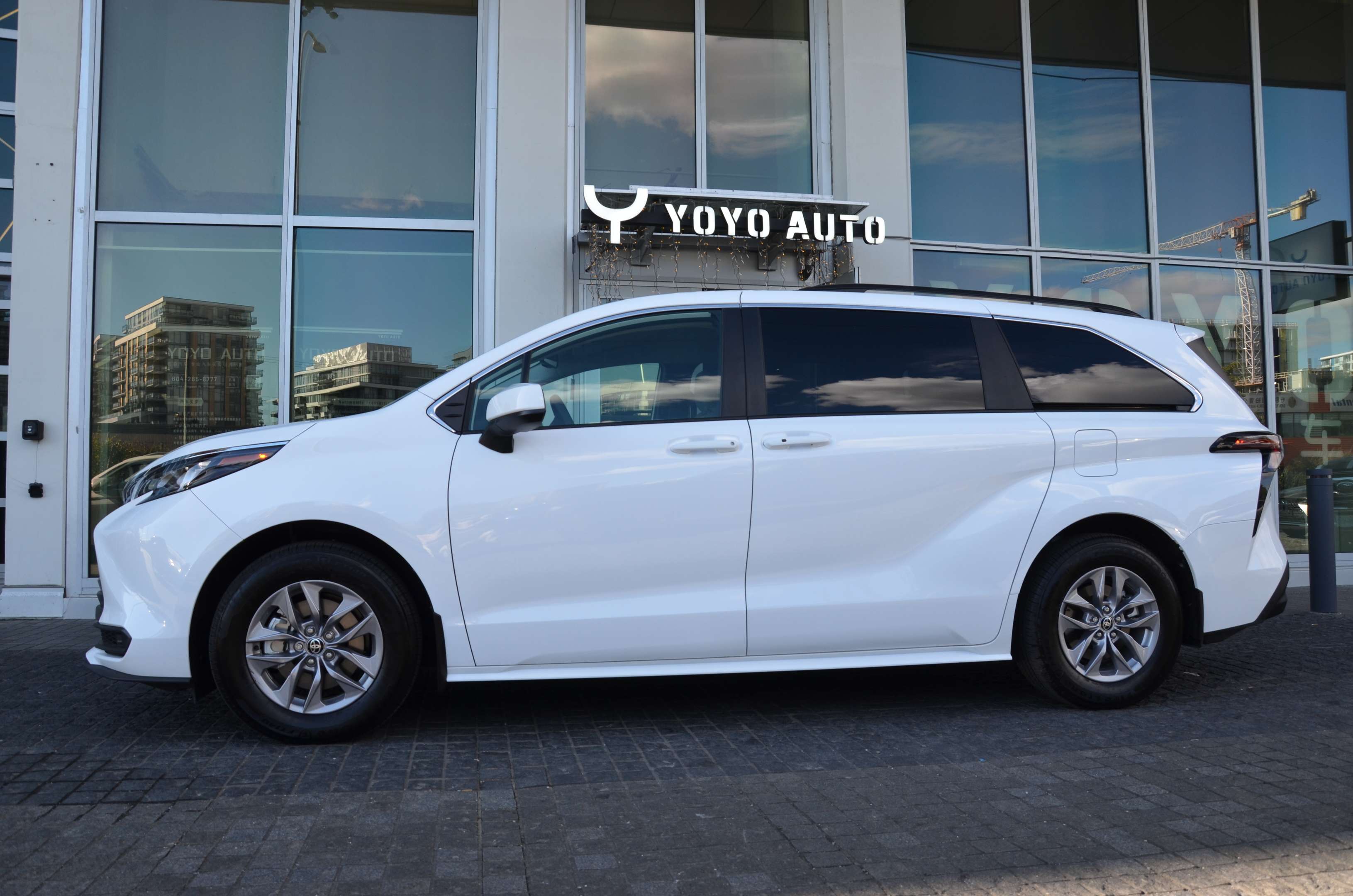 2026 Toyota Sienna LE 8-Passenger AWD | New Car | No Accident — photo 1