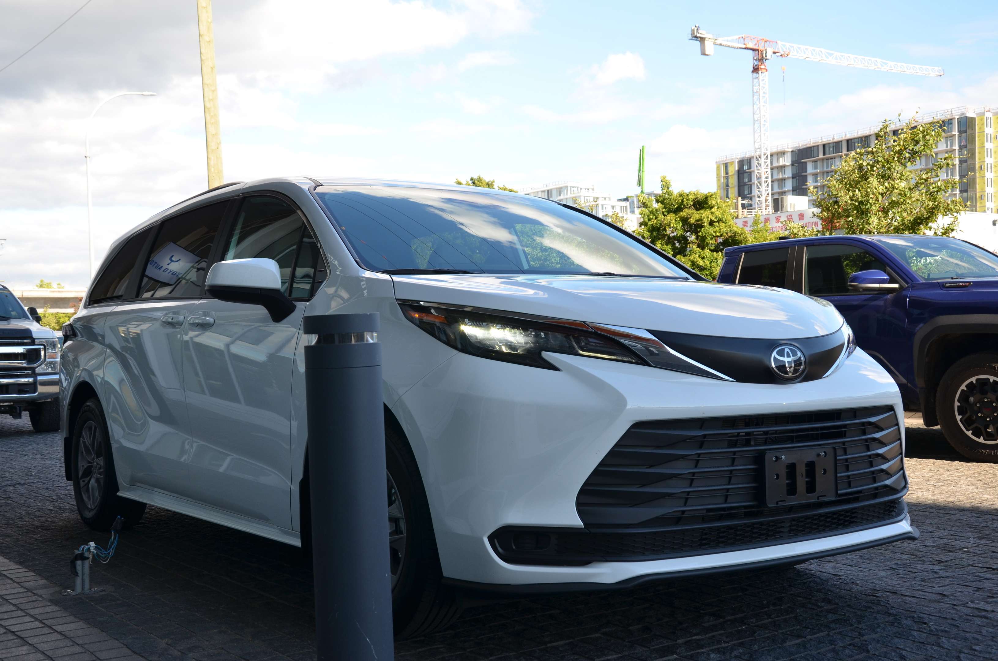 2026 Toyota Sienna LE 8-Passenger AWD | New Car | No Accident — photo 1