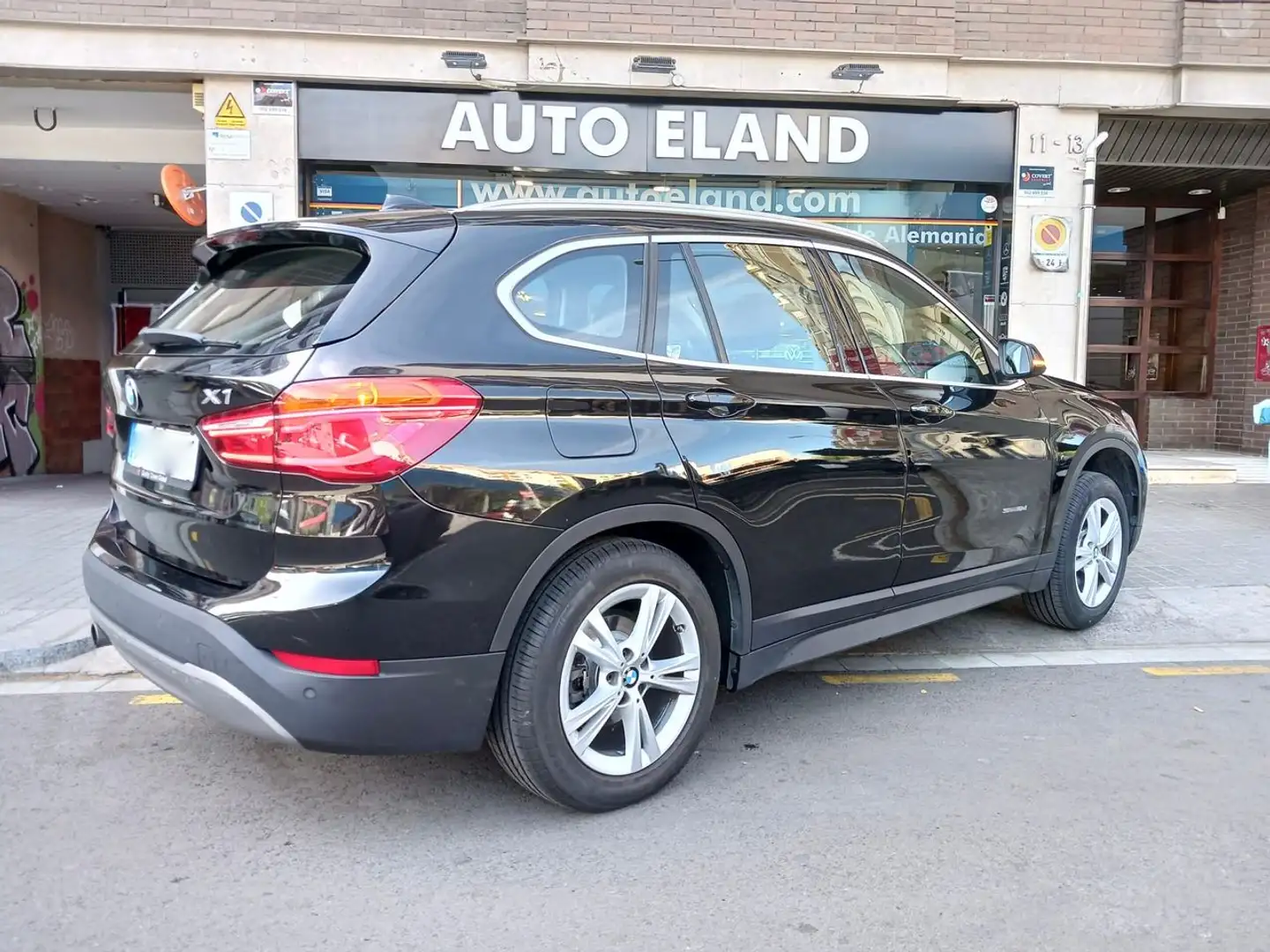 BMW X1 xDrive 18dA Zwart - 1
