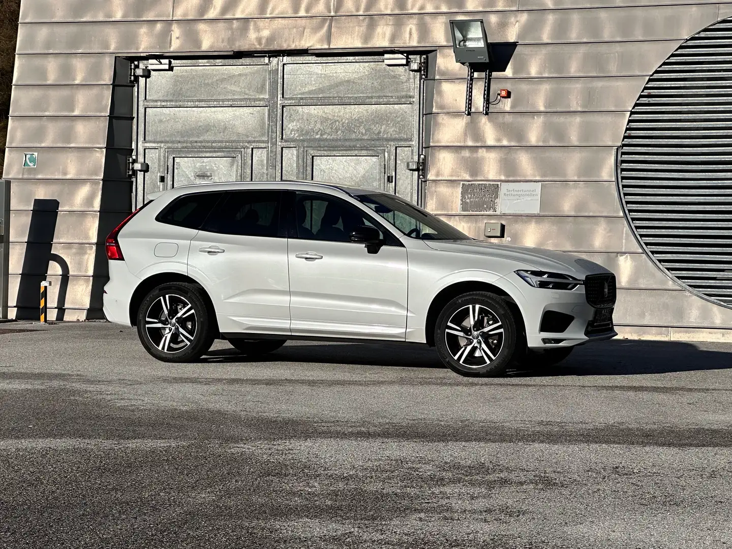 Volvo XC60 R Design AWD / Klima / Pano / Sitzheizung ... Weiß - 2