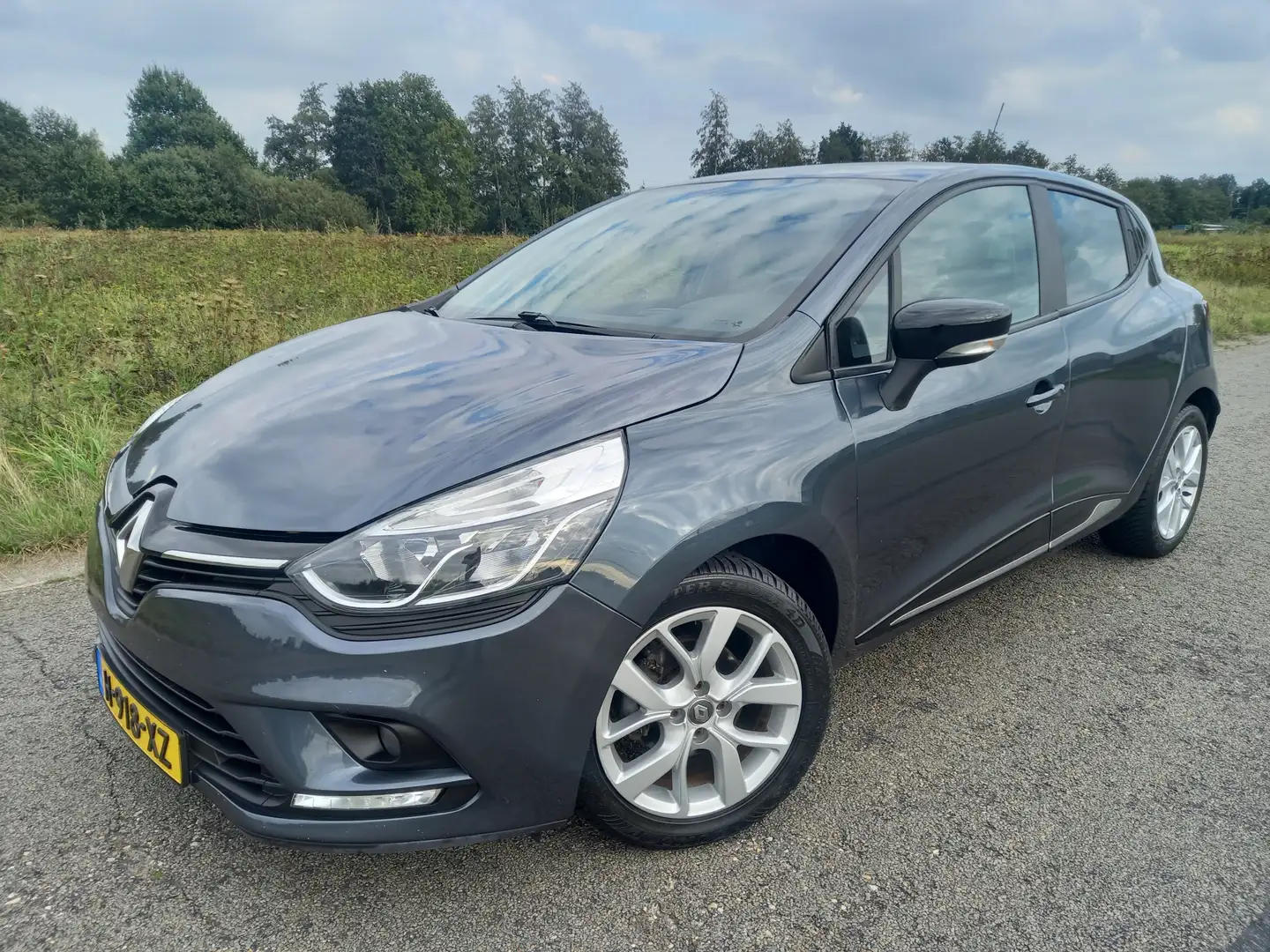 Renault Clio 0.9 TCe Intens Grijs - 1