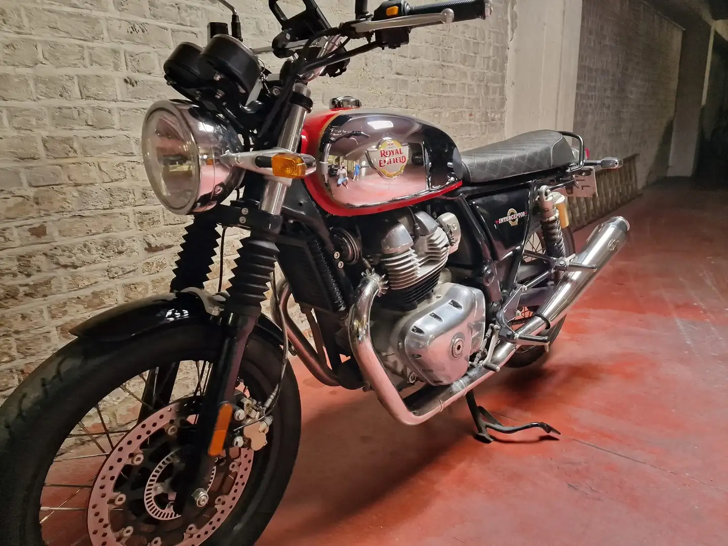 Royal Enfield Interceptor Mark 2 (Chrome/Rouge) Zilver - 2