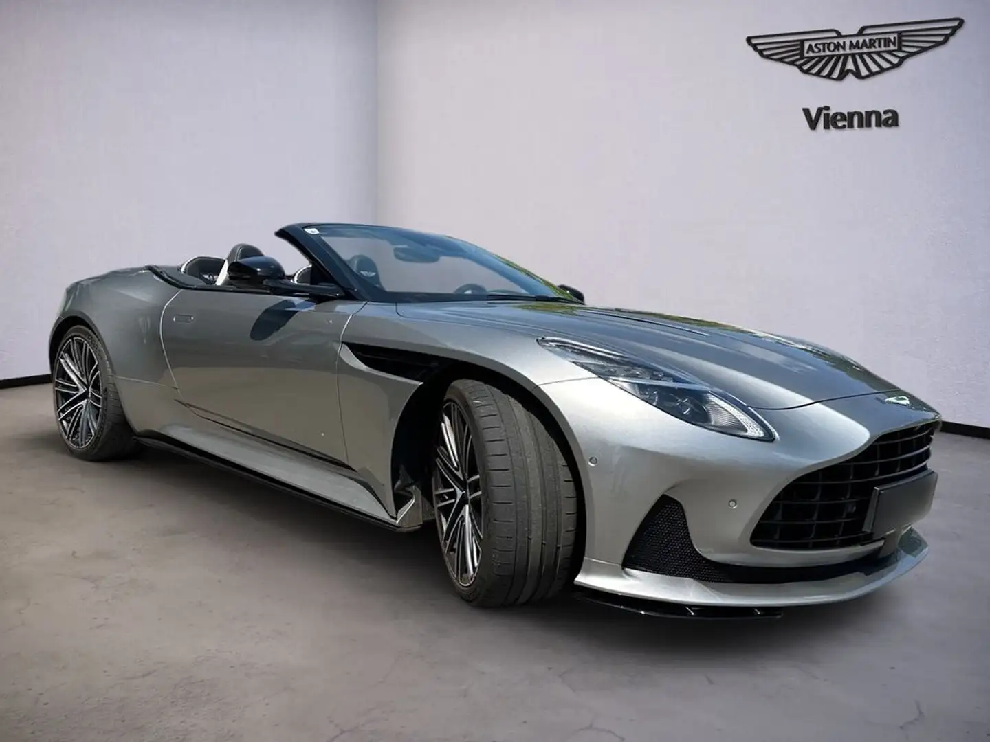 Aston Martin DB12 Volante / B&W / Full PPF / CF Interior Silber - 2