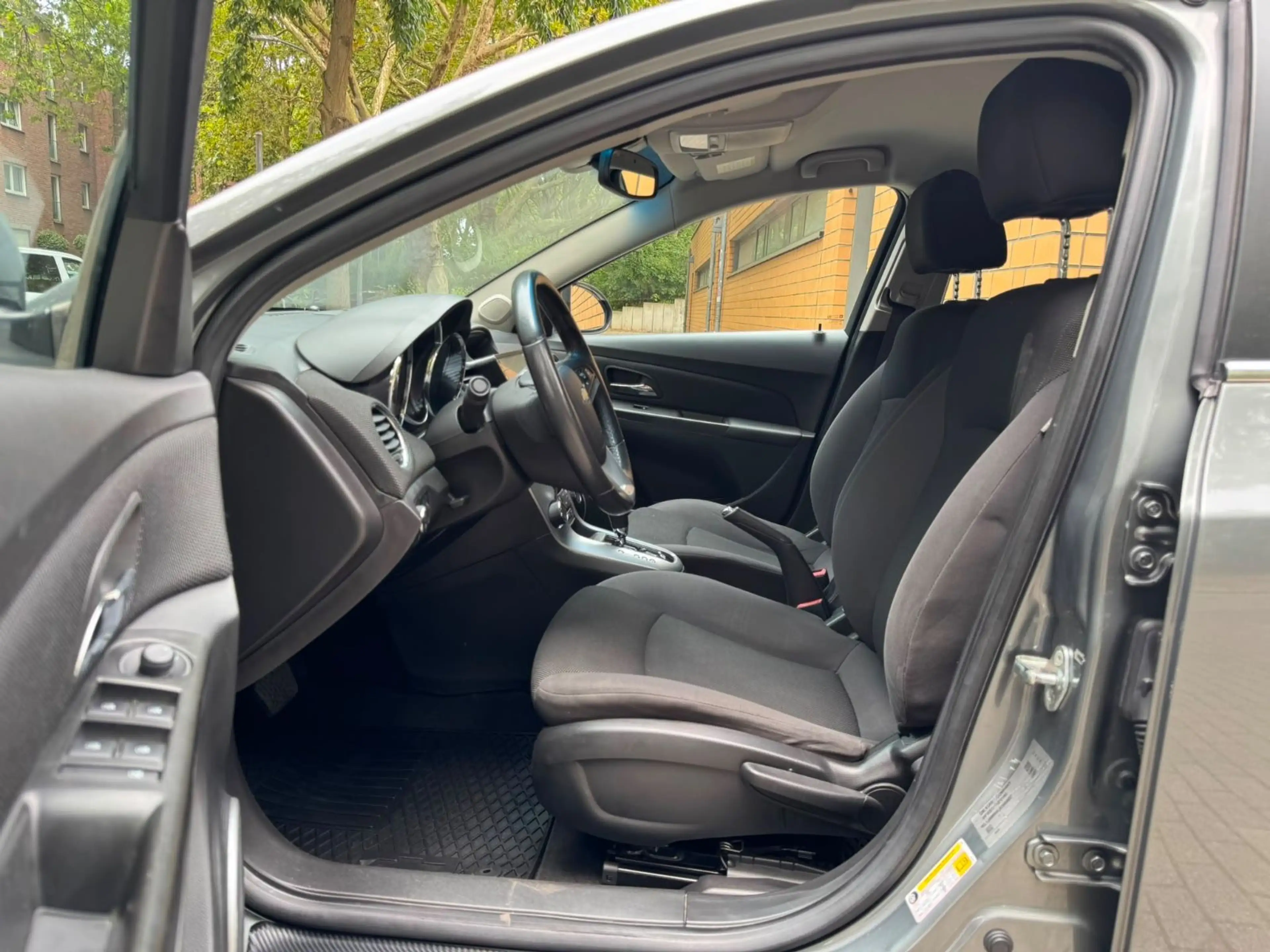 Chevrolet Cruze Hatchback LTZ/KLIMAAUTO/TEMPOMAT/AUTOMATIK — photo 8