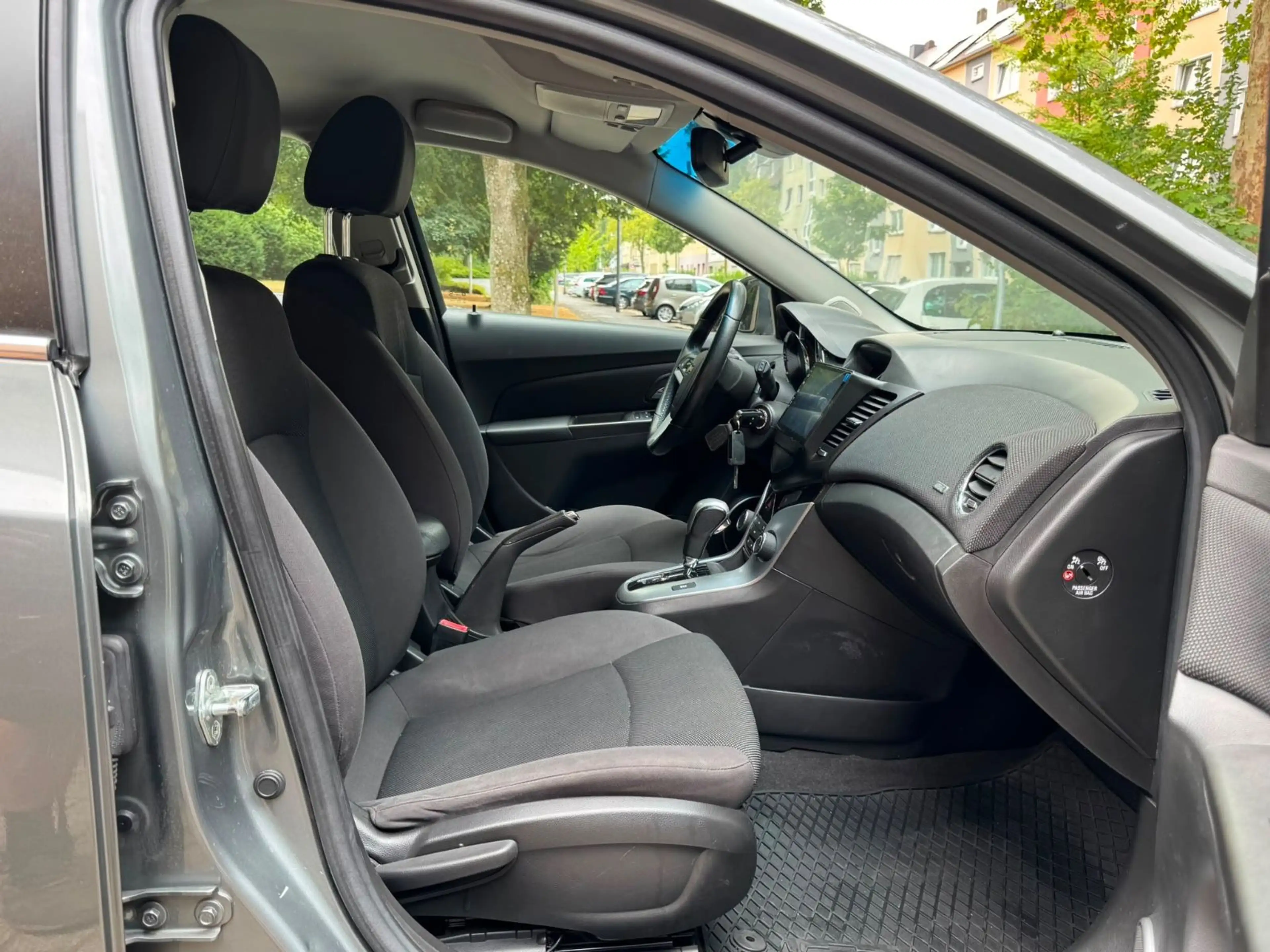 Chevrolet Cruze Hatchback LTZ/KLIMAAUTO/TEMPOMAT/AUTOMATIK — photo 12