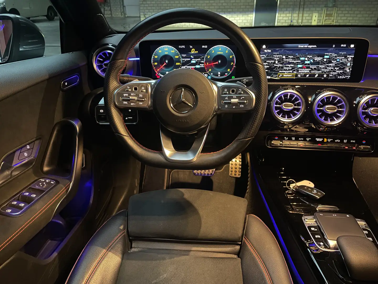 Mercedes-Benz A 200 i AMG Aut Sfeer/Ambiance Camera Led 18" trekhaak Grijs - 2