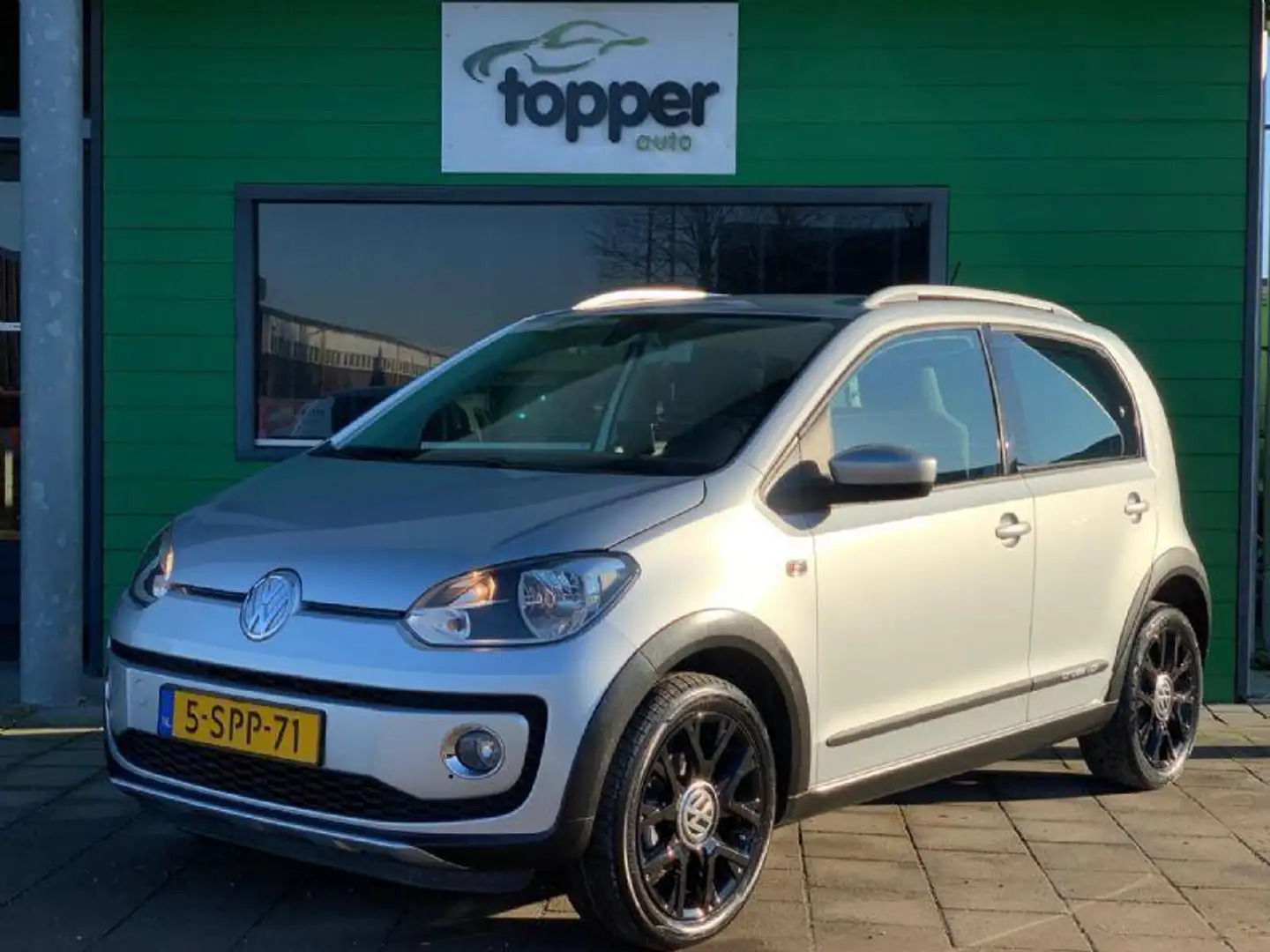 Volkswagen up! 1.0 cross up! / Navigatie / Uniek! / Nieuwe APK / Stříbrná - 1