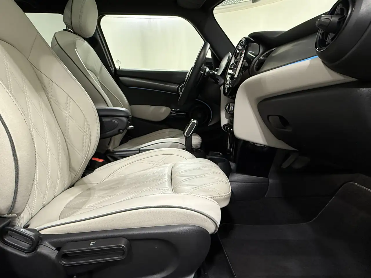 MINI Cooper S 5-Türer Aut Navi RFK HUD HK Pano DA PA 10