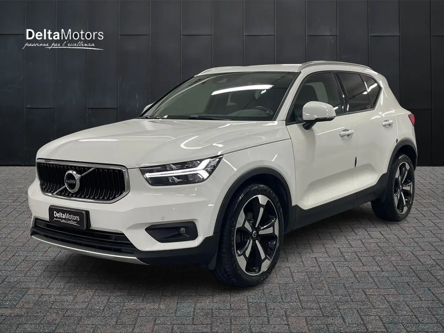 Volvo XC40 (2017-->) - XC40 D3 Geartronic Momentum Pro Bianco - 1