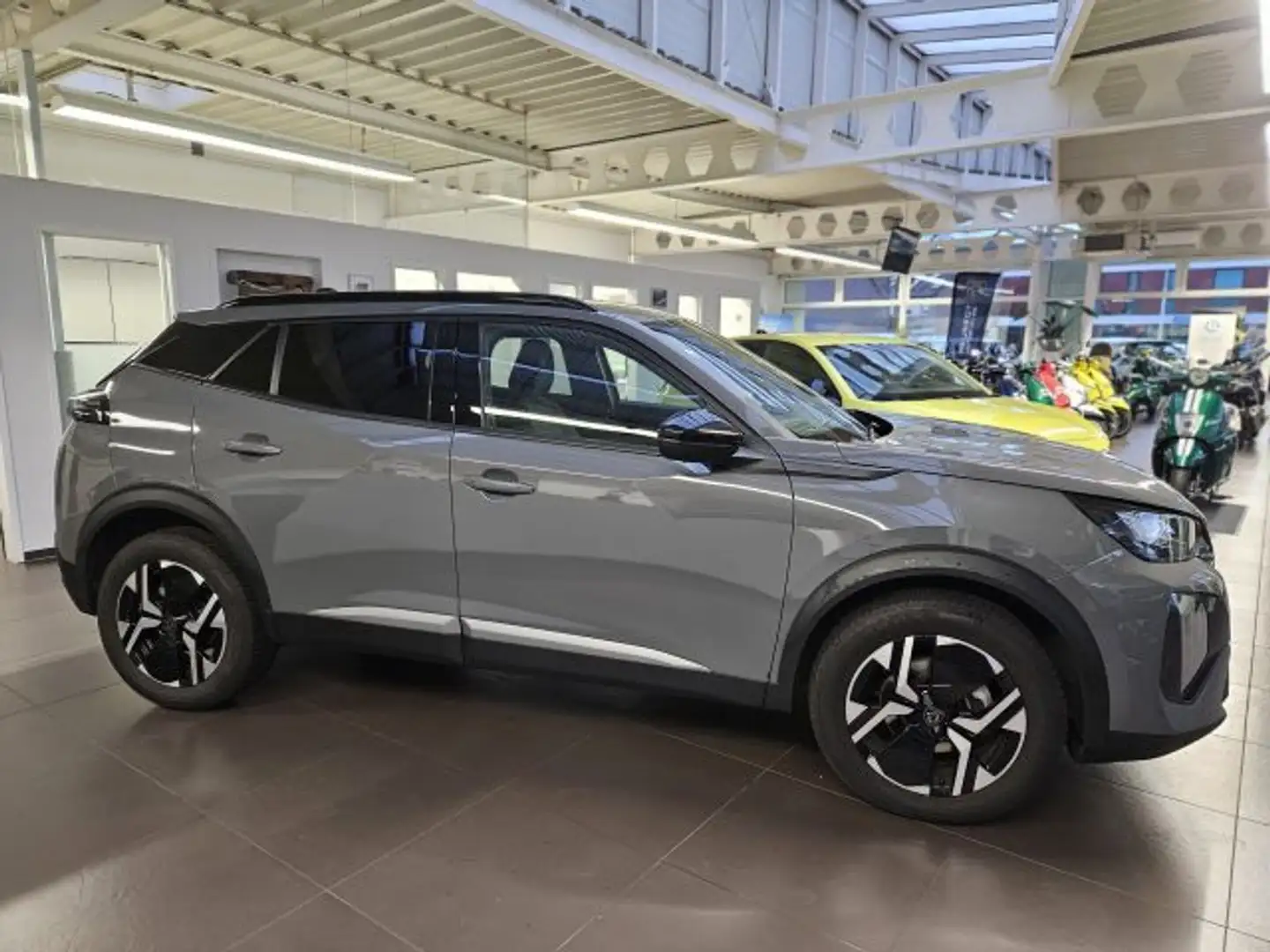 Peugeot 2008 PureTech 130 EAT8 Allure Grau - 2