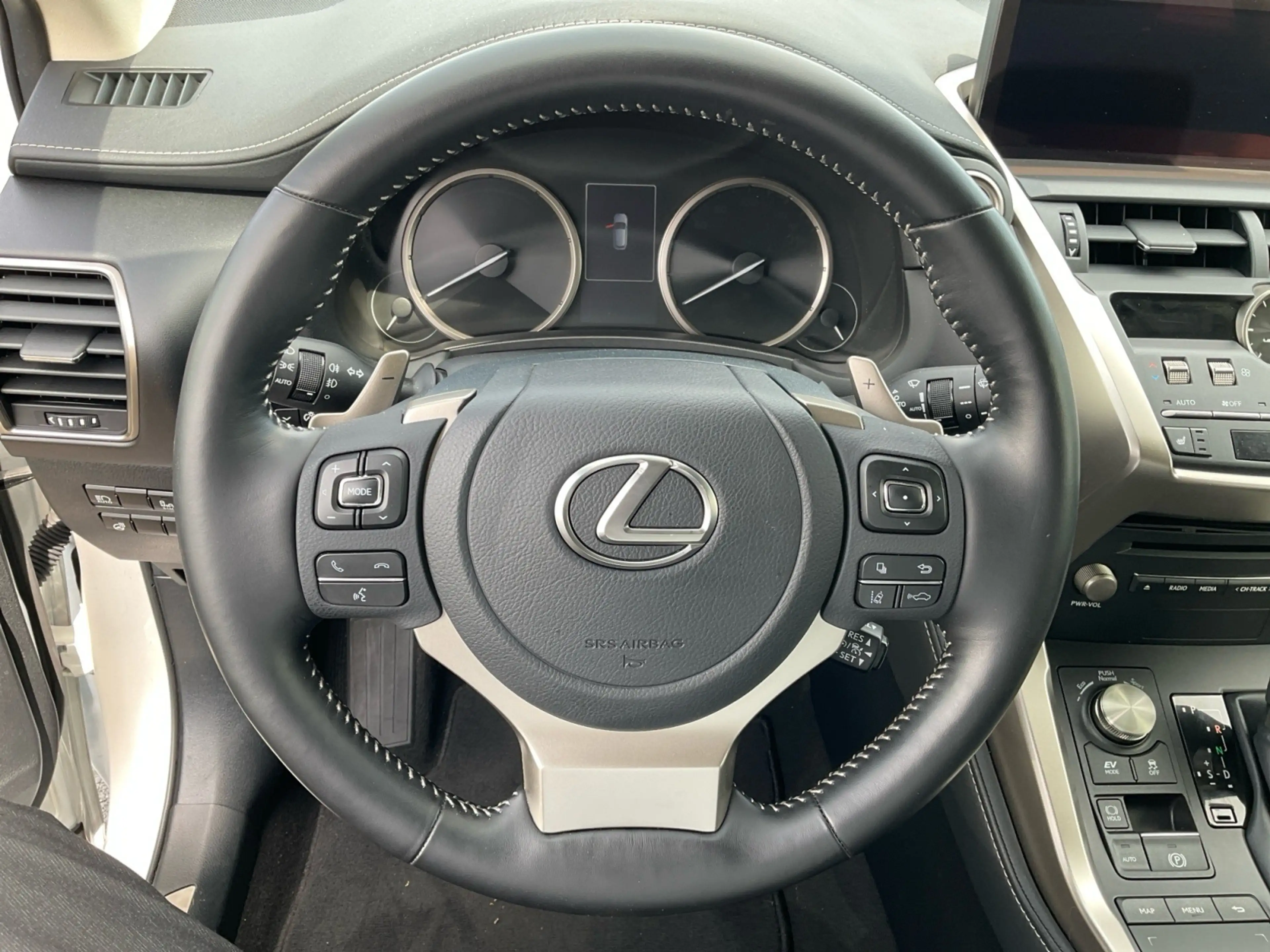 Lexus NX 300 h Style Edition — photo 13