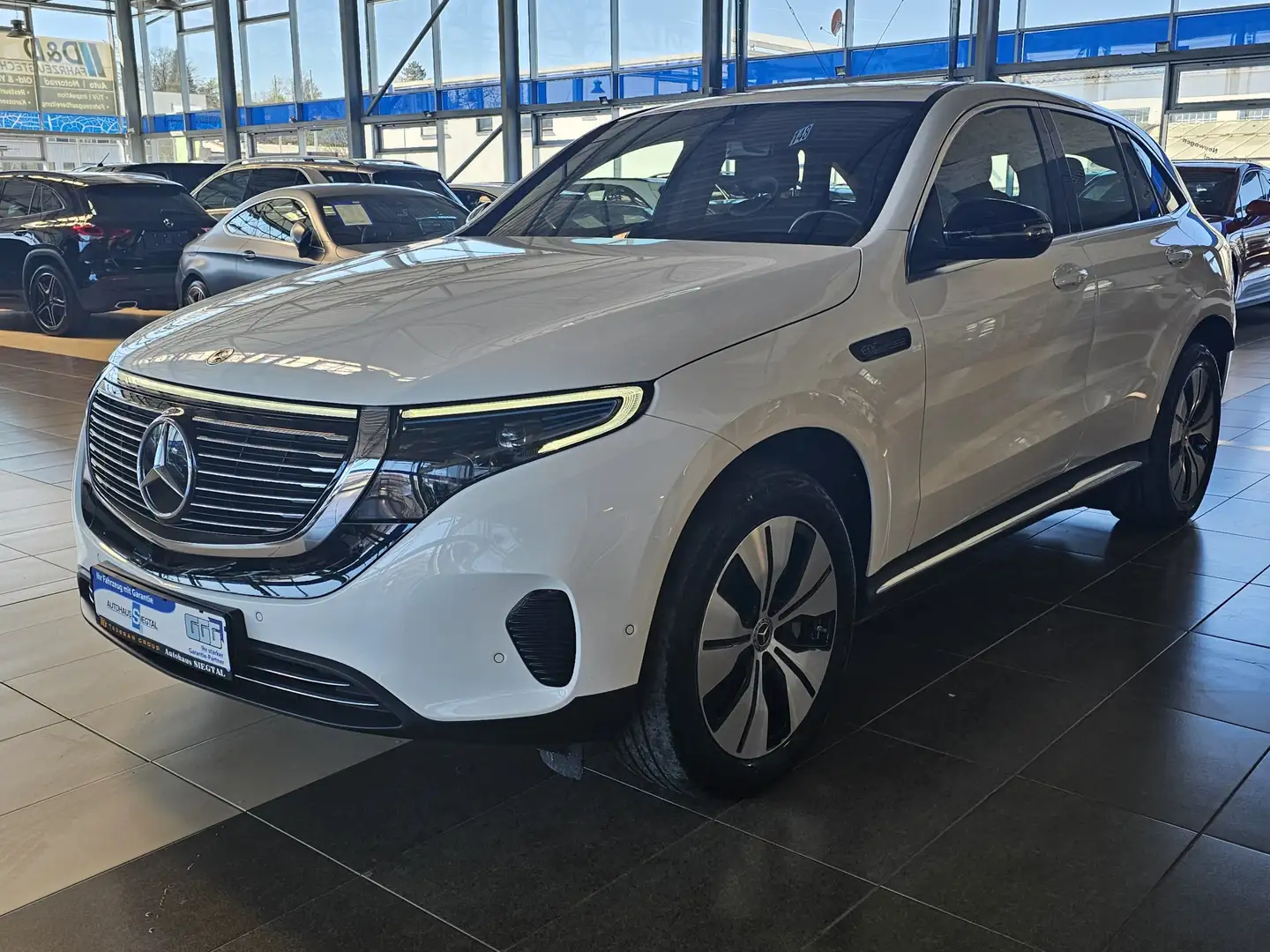 Mercedes-Benz EQC 400 4Matic Pano. LED R.Cam Navi Sound-System Blanc - 1