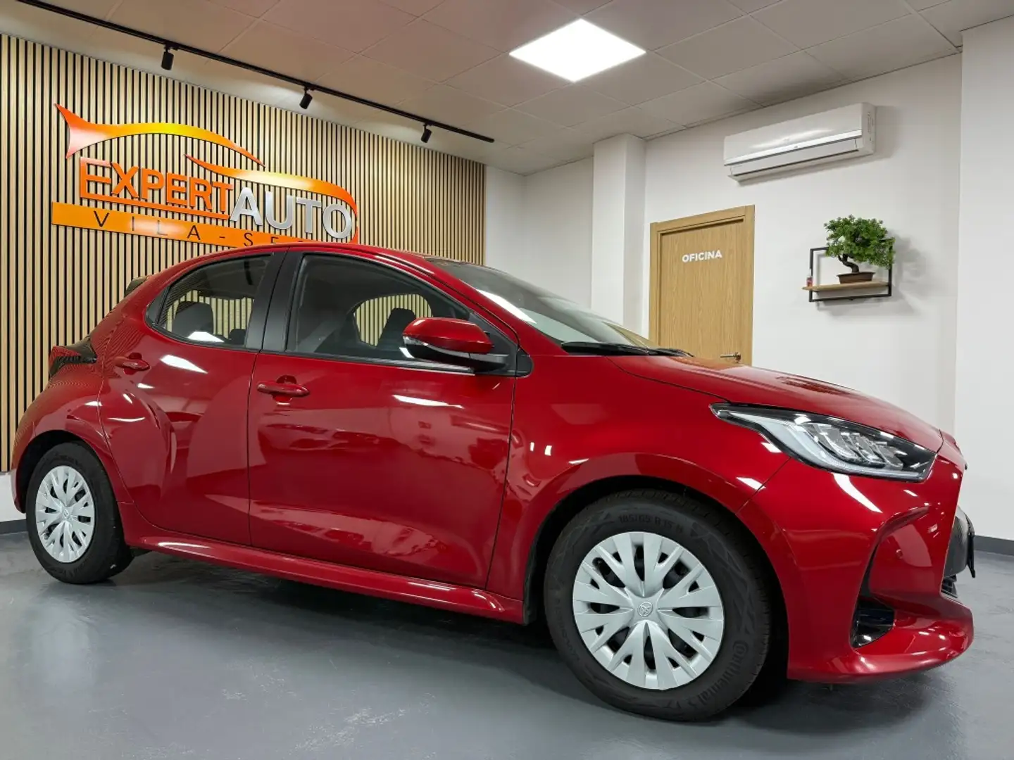 Toyota Yaris 120H 1.5 Active Tech Rojo - 2