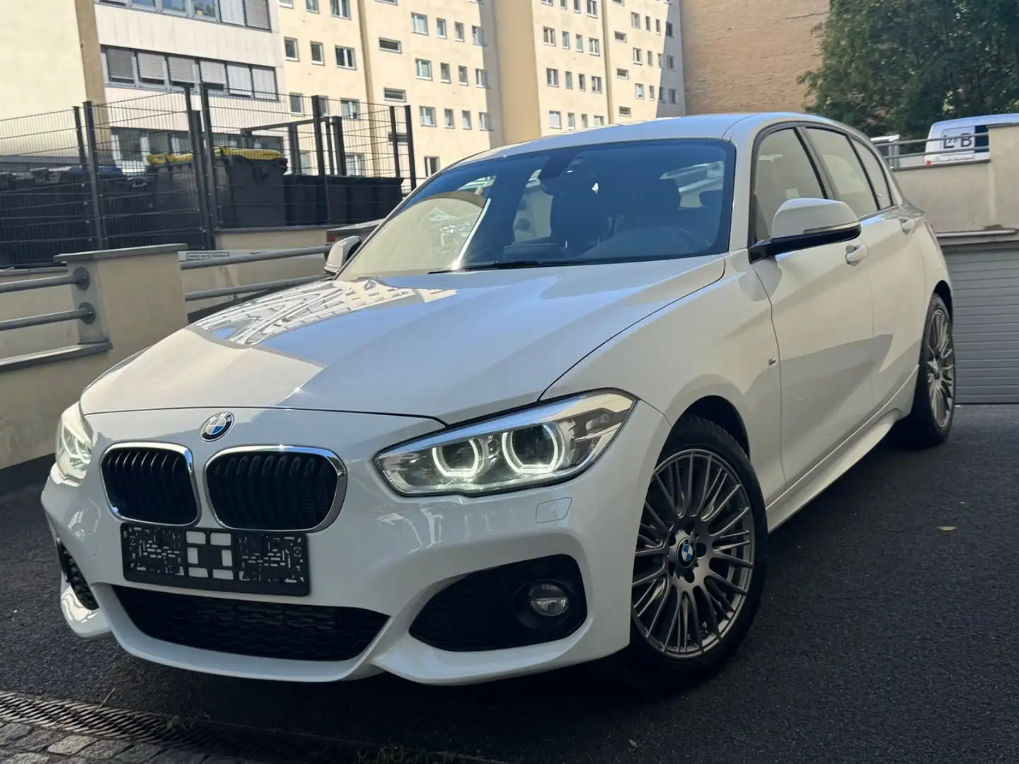 BMW 120 d xDrive M Sportpaket/LEDER/XENON/LED/AHK White - 1