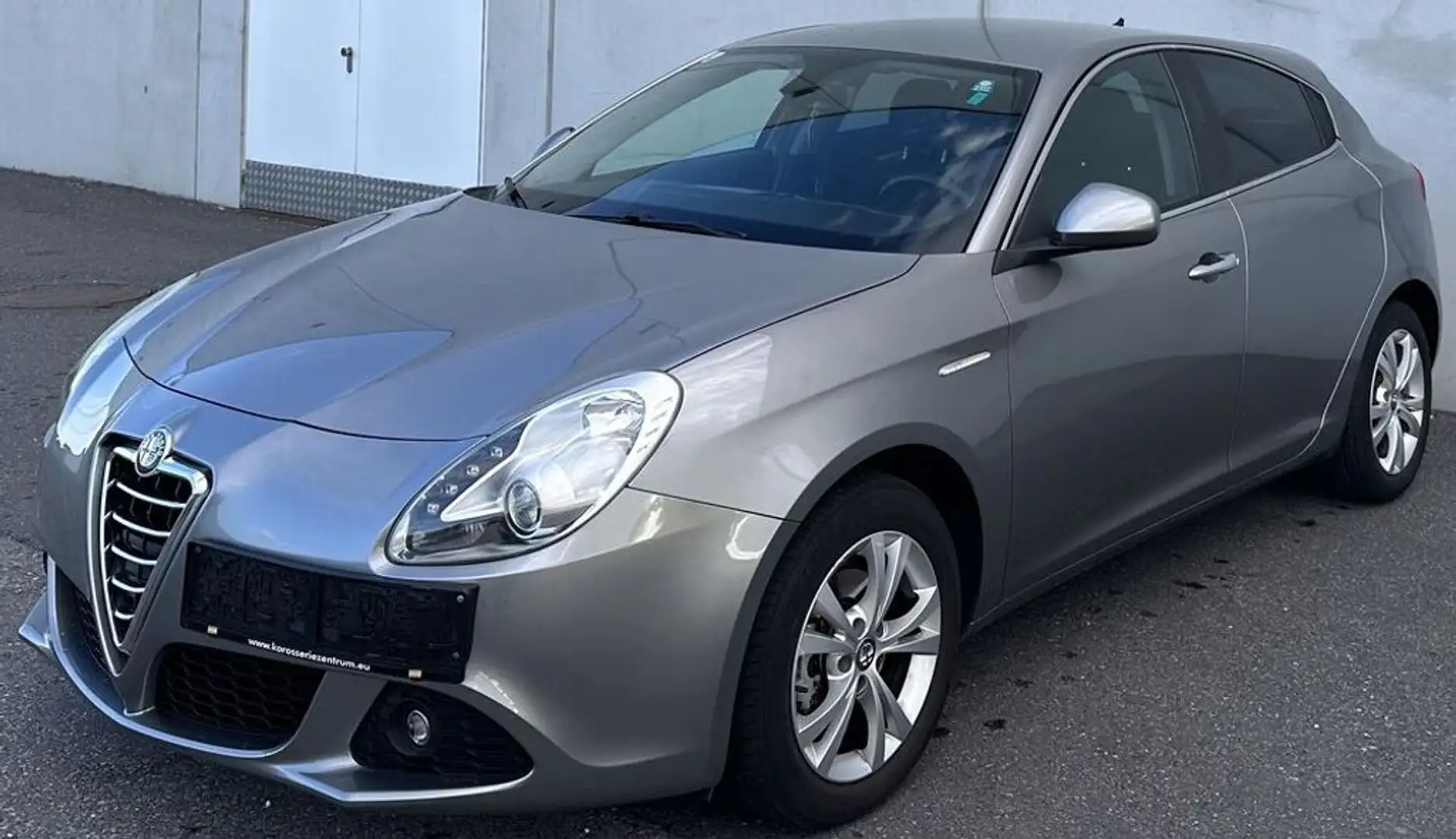 Alfa Romeo Giulietta Distinctive Grau - 1