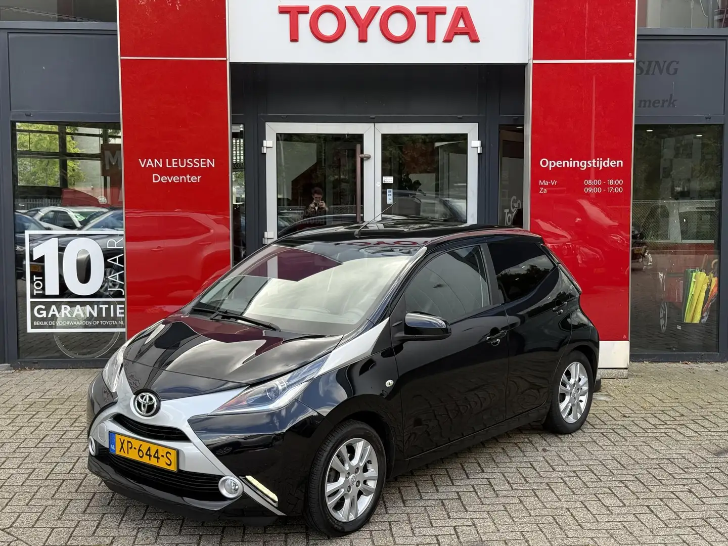 Toyota Aygo 1.0 VVT-i x-joy NL-AUTO APPLE/ANDROID AUTO CLIMA L Noir - 1