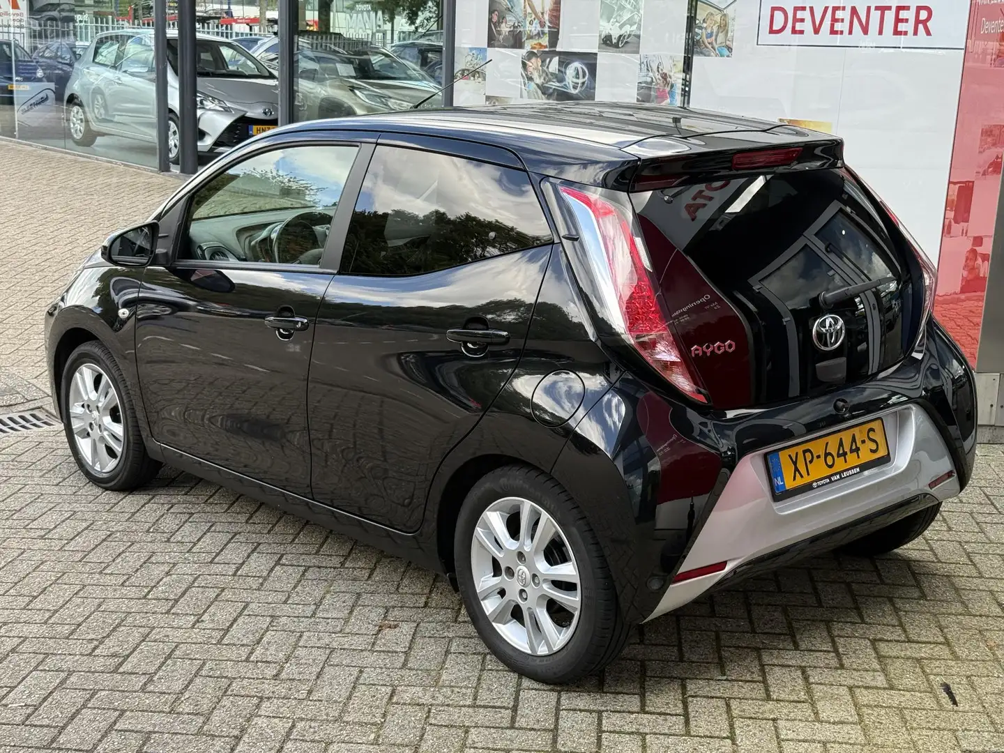 Toyota Aygo 1.0 VVT-i x-joy NL-AUTO APPLE/ANDROID AUTO CLIMA L Noir - 2