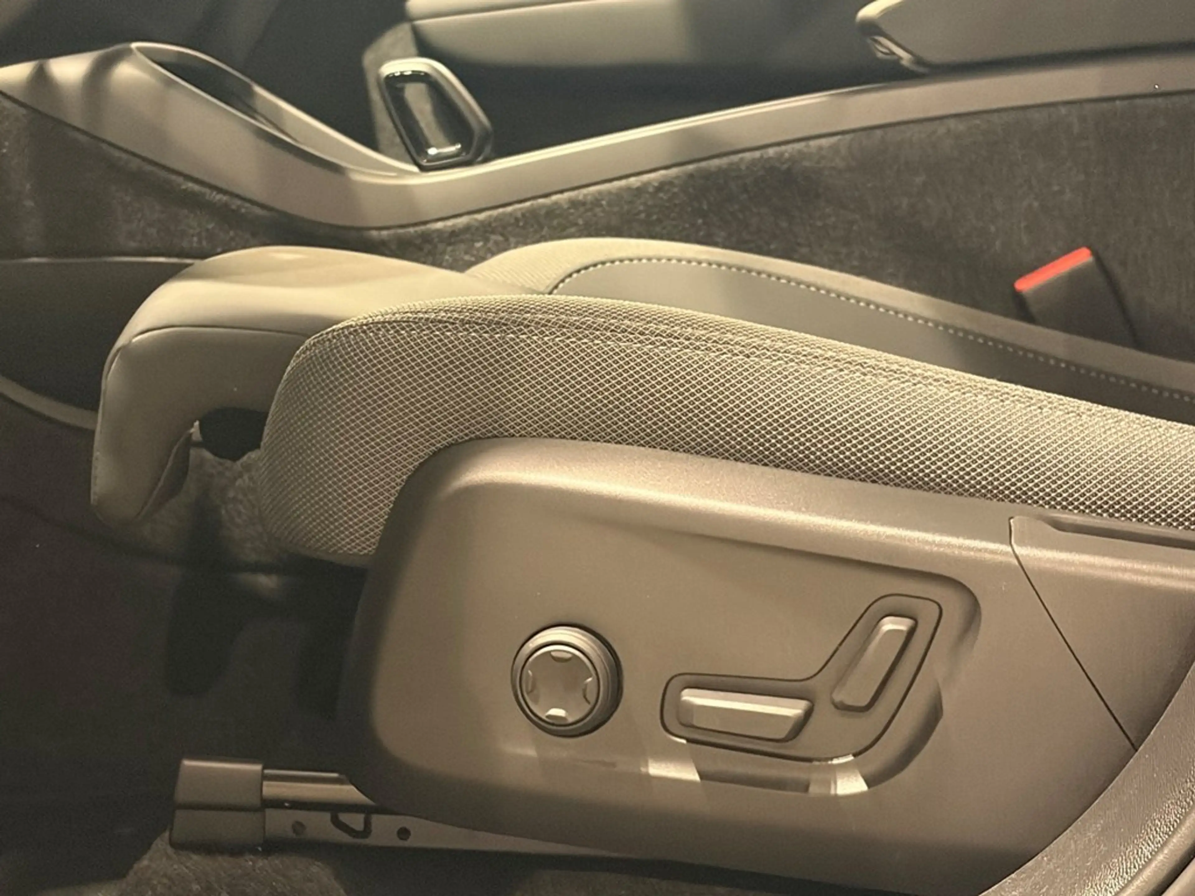 Volvo EC40 Recharge Ultra Extended Range — photo 6