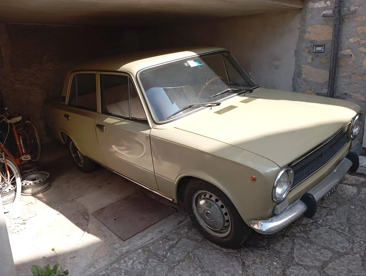Fiat 124 Coupè berlina, foto 2