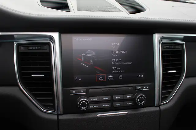Porsche Macan view 23