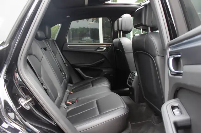 Porsche Macan view 12