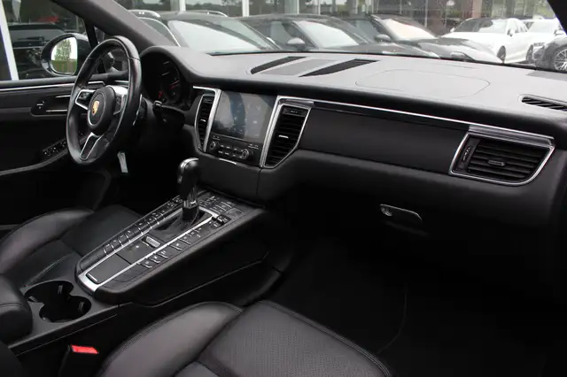 Porsche Macan view 13