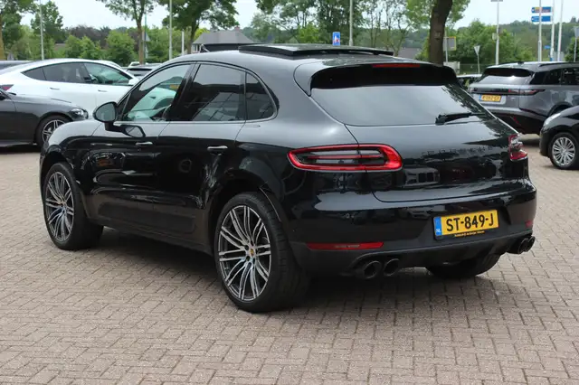 Porsche Macan view 3