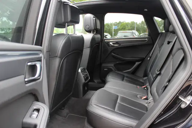 Porsche Macan view 11
