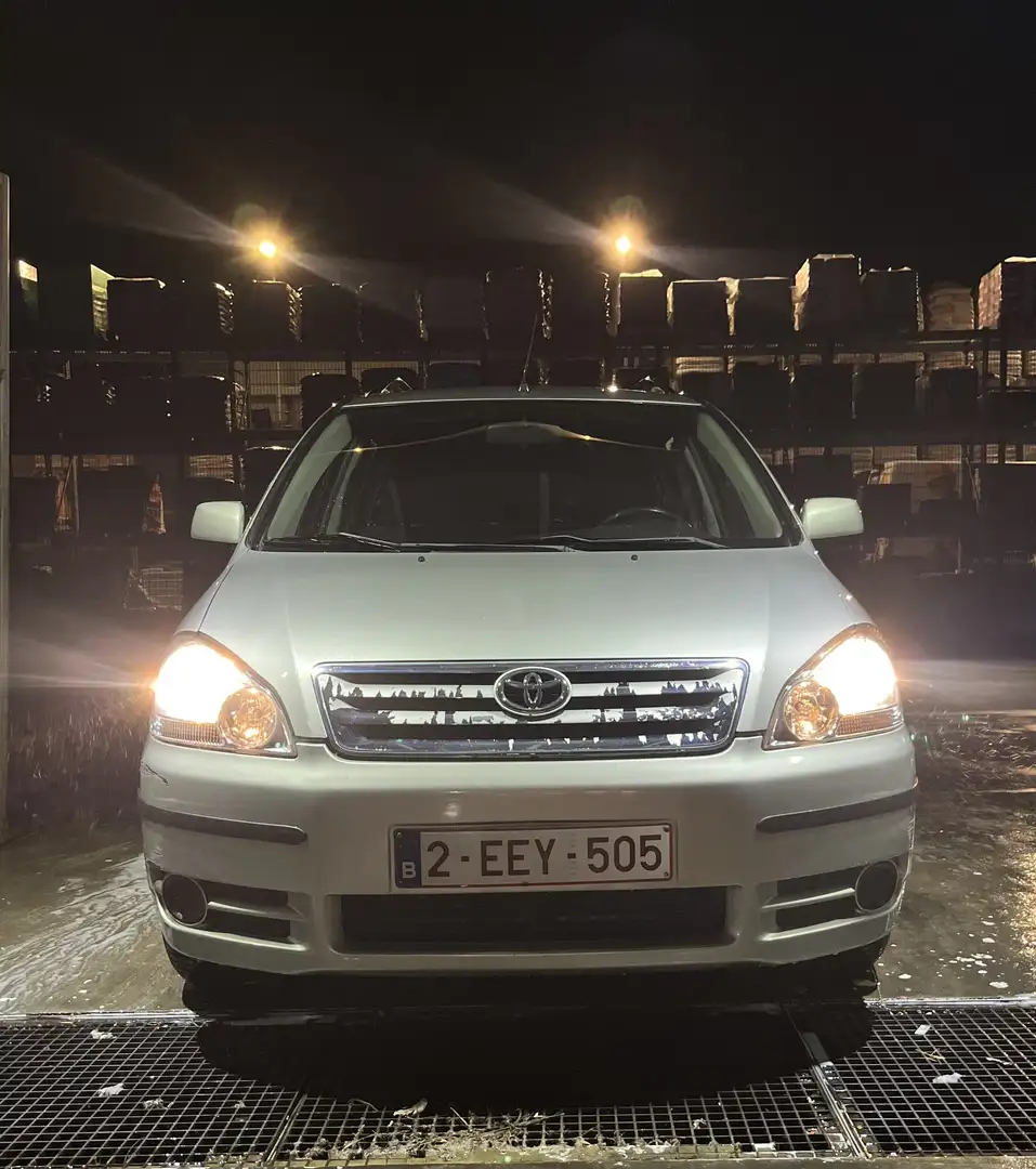 Toyota Avensis Verso Grau - 1