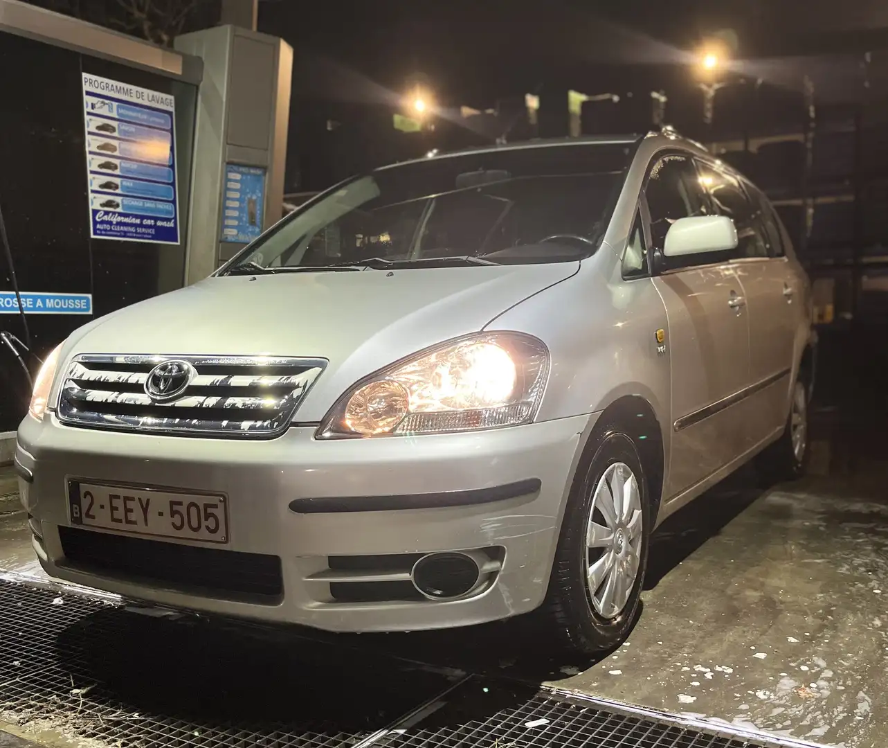 Toyota Avensis Verso Grau - 2