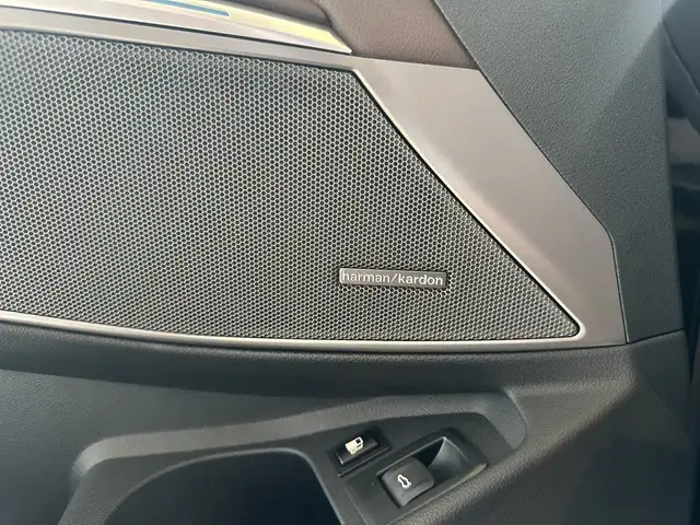 BMW 3 Series view 11