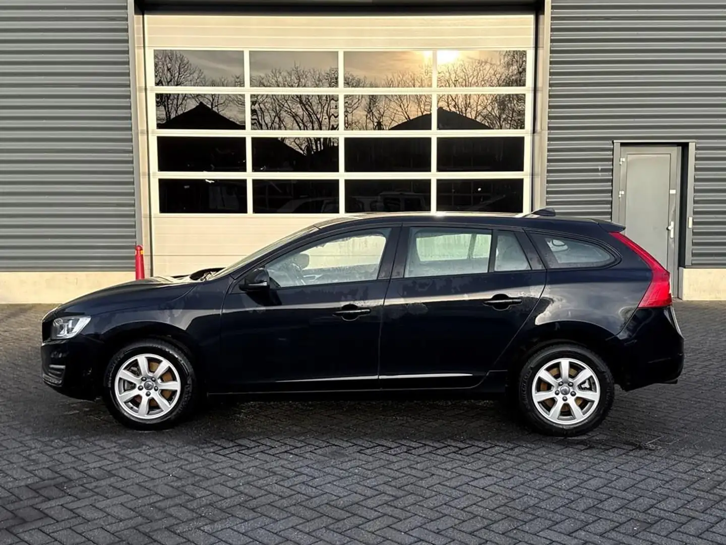 Volvo V60 1.6 T3, cruise control, navigatie, trekhaak Schwarz - 2