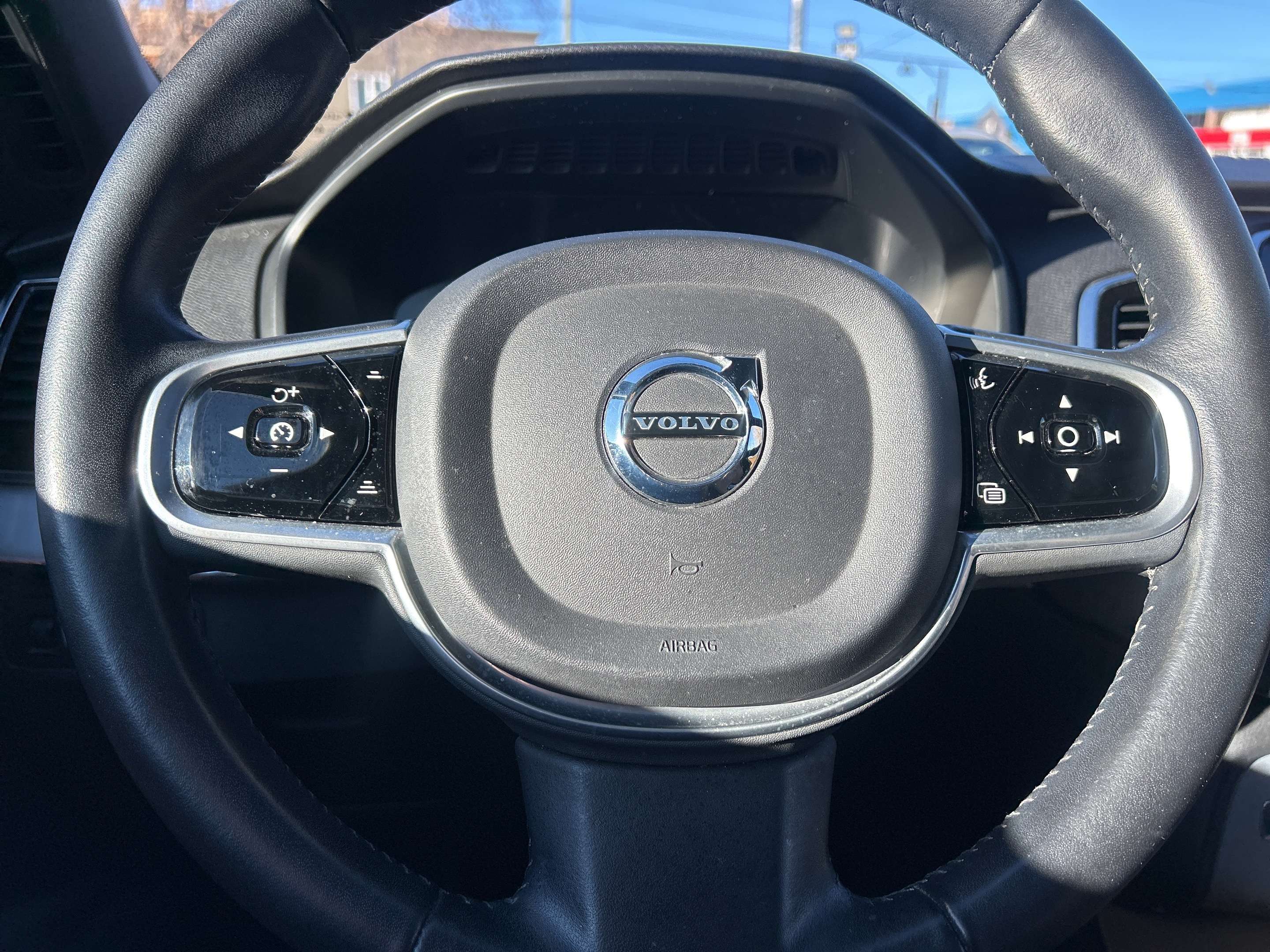 2017 Volvo XC90 T6 Momentum thumb 17