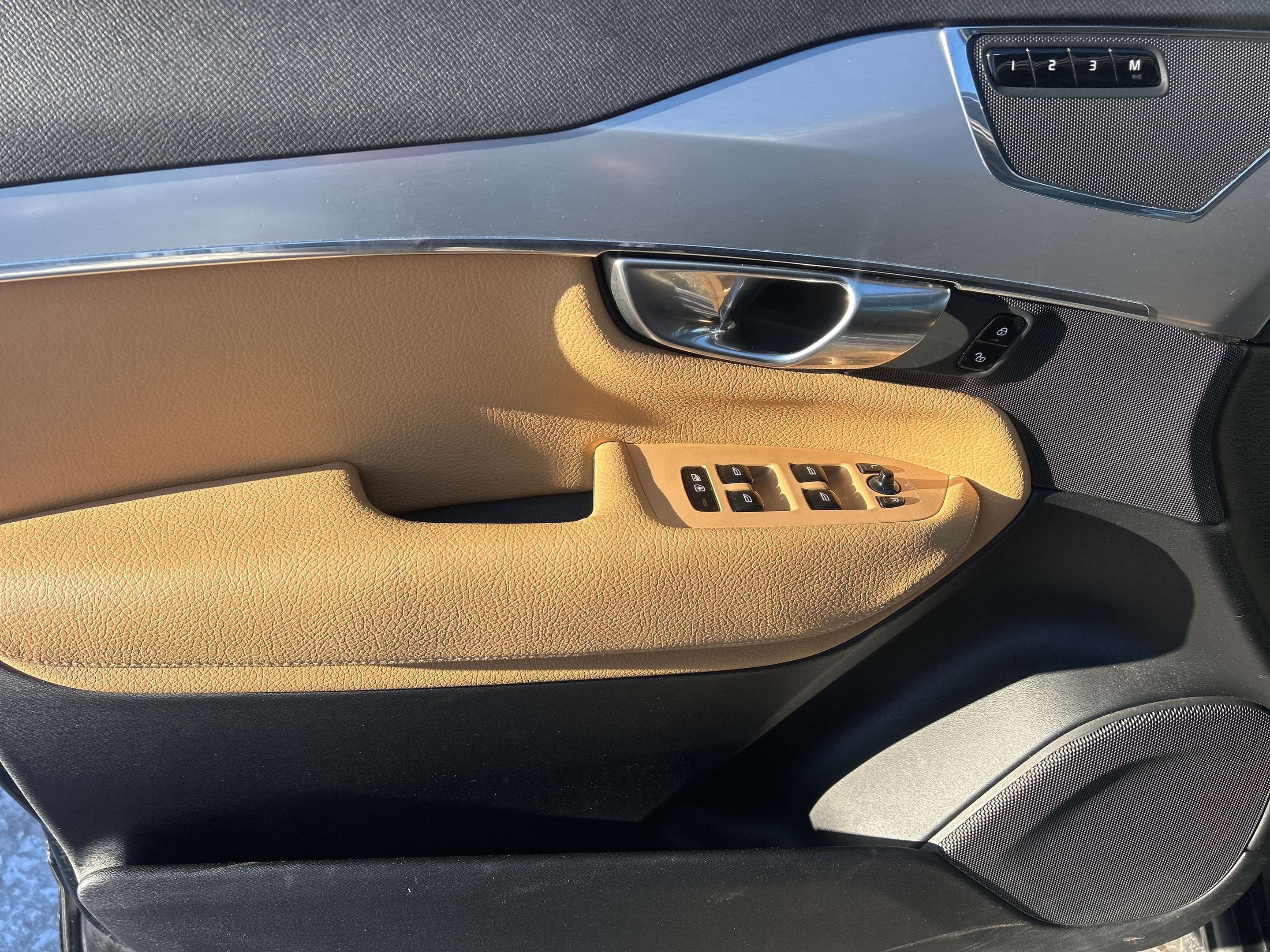 2017 Volvo XC90 T6 Momentum thumb 8