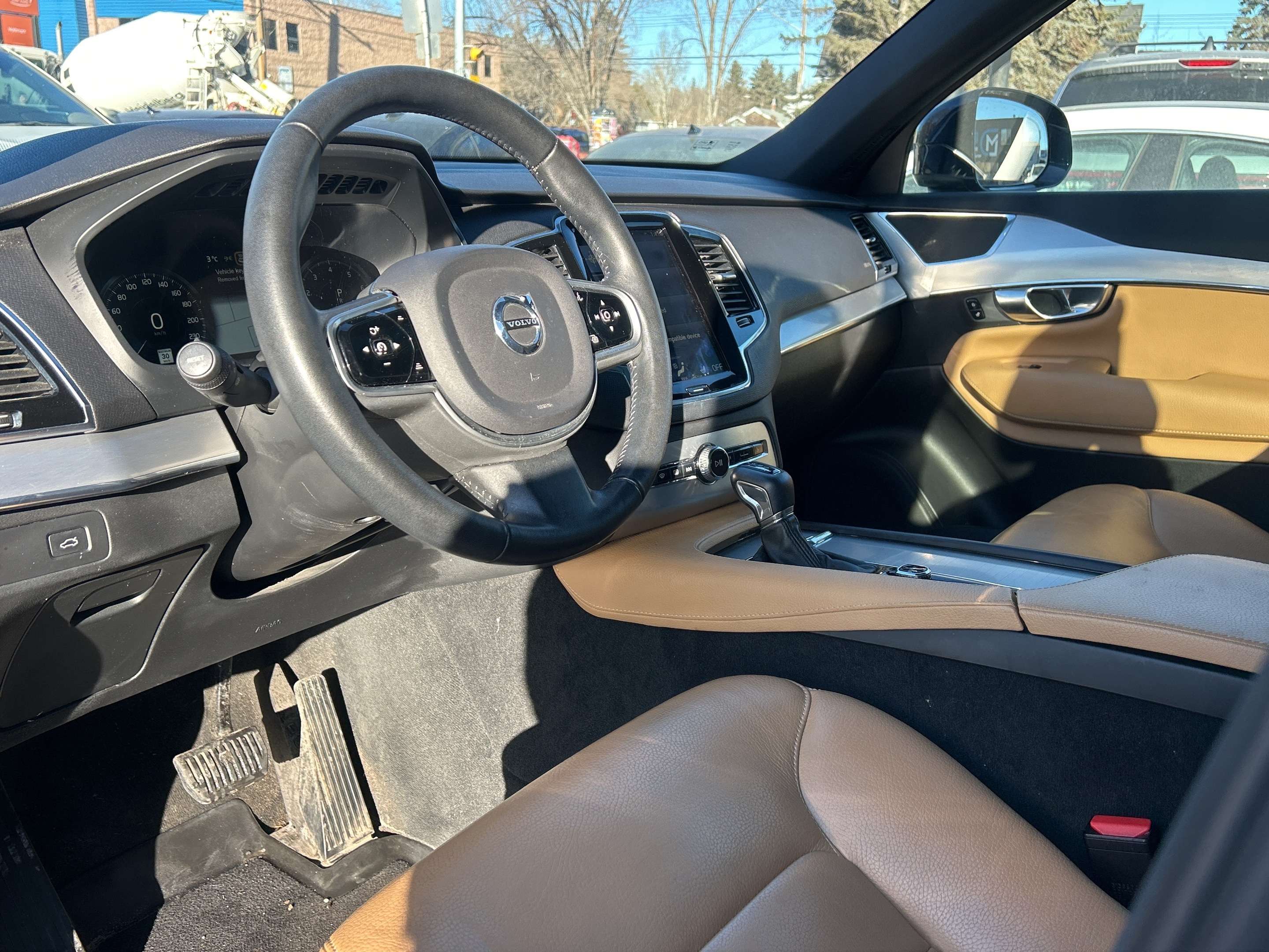 2017 Volvo XC90 T6 Momentum thumb 9
