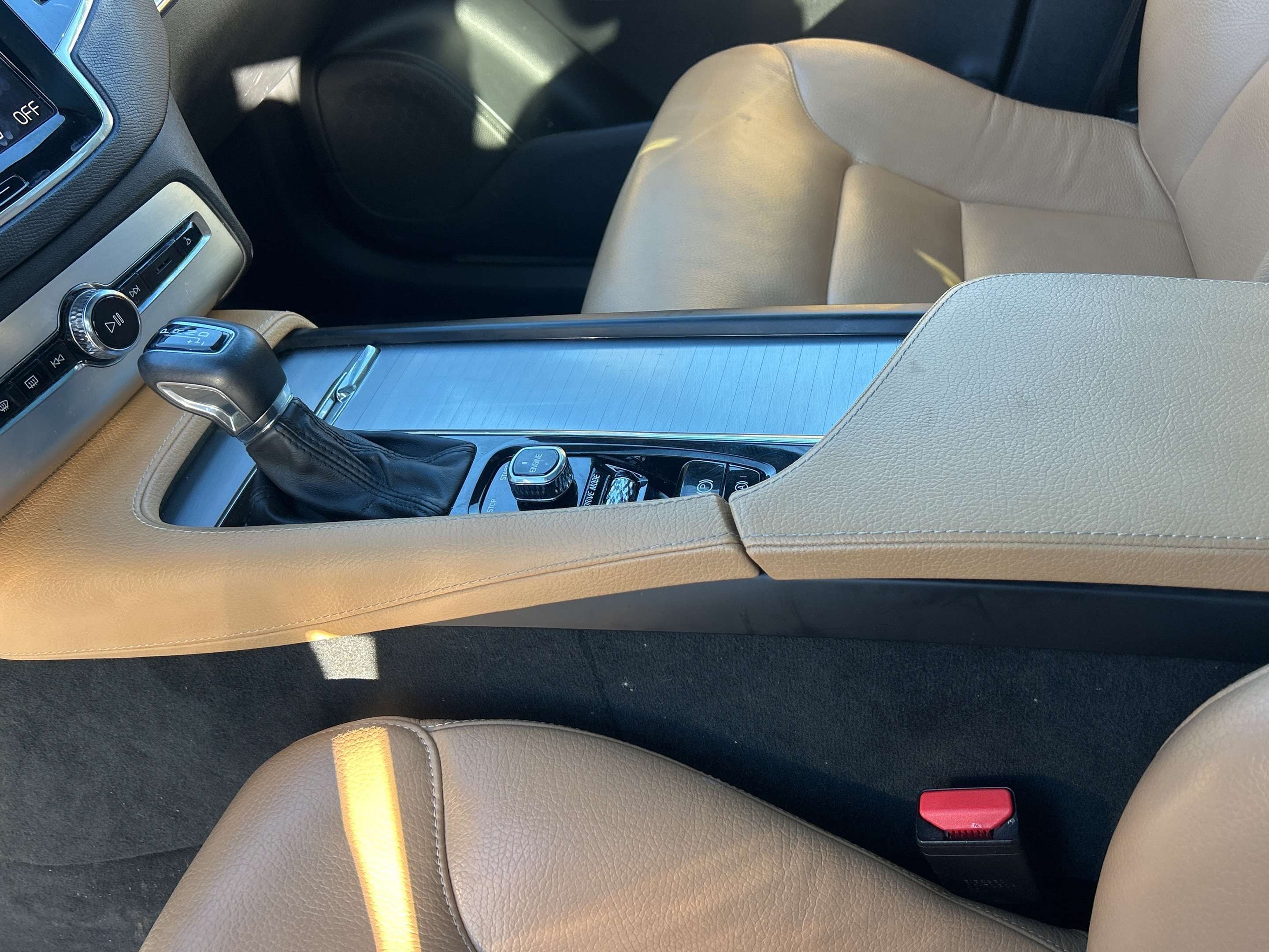 2017 Volvo XC90 T6 Momentum thumb 12