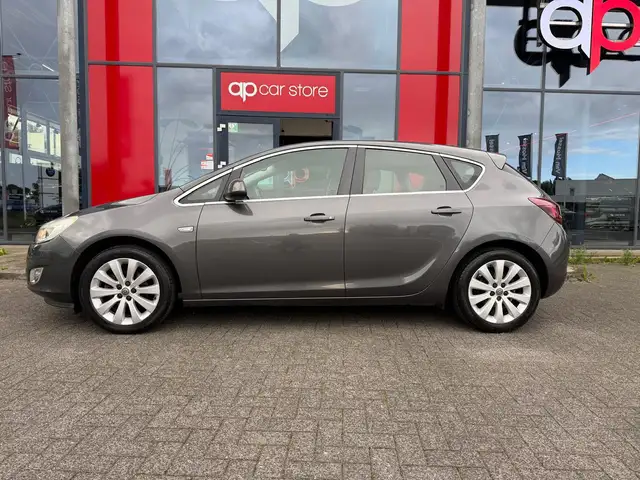 Opel Astra view 5