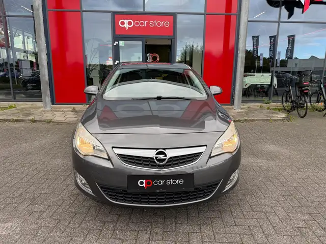 Opel Astra view 2