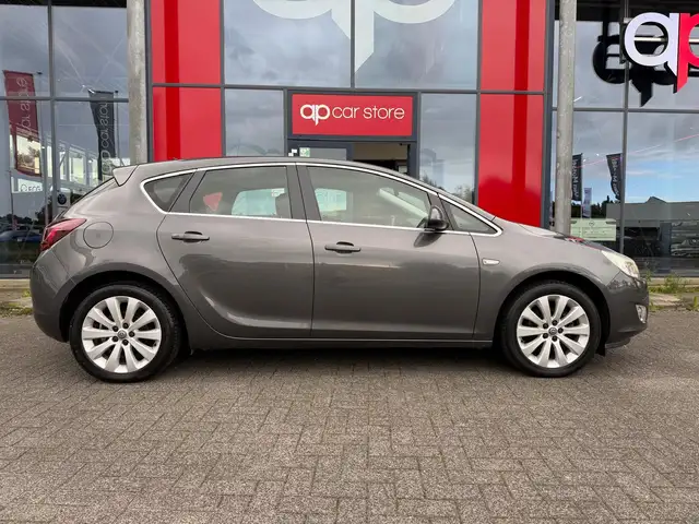 Opel Astra view 4