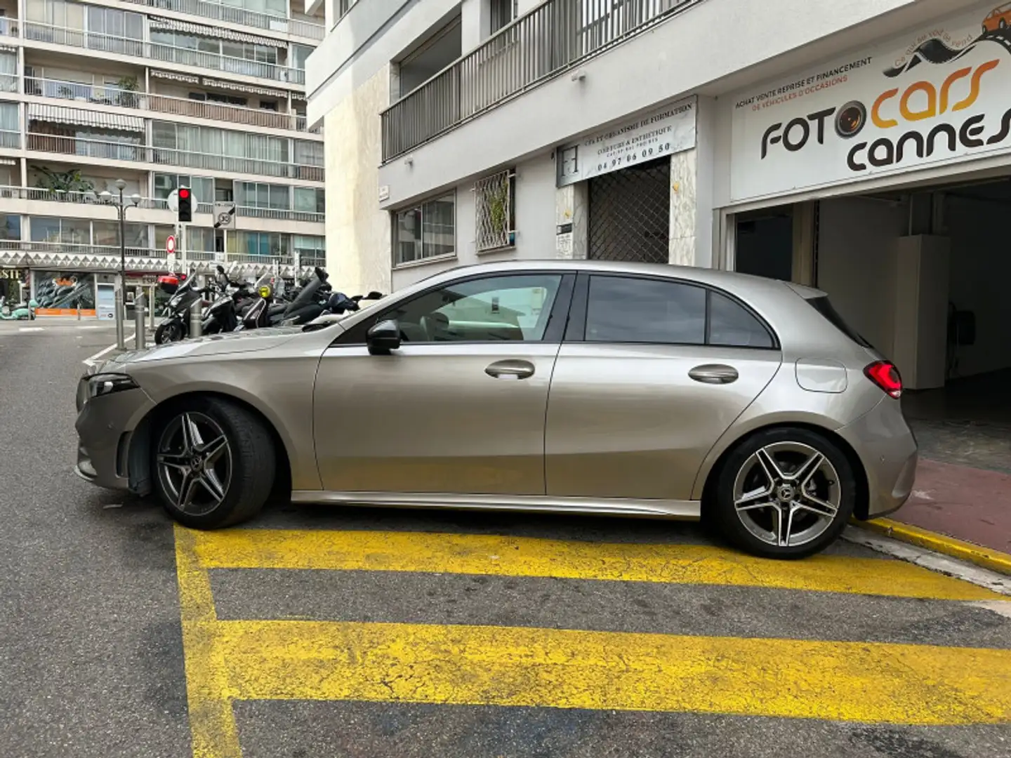 Mercedes-Benz A 180 180 136CH AMG LINE 7G-DCT Gris - 2