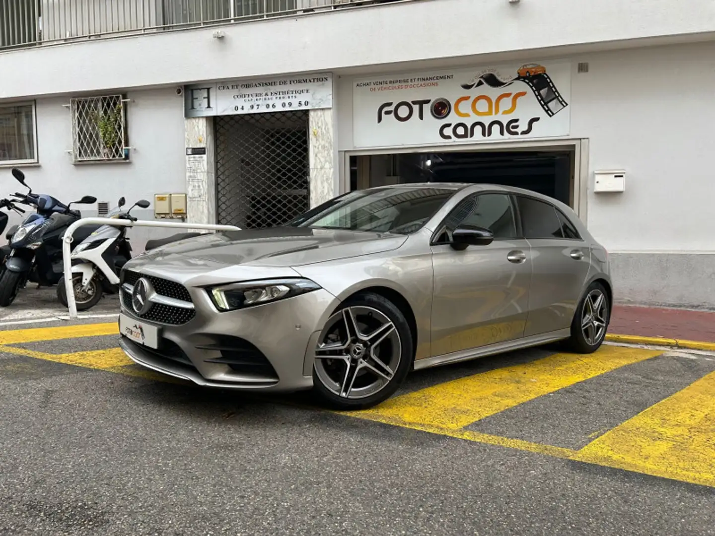 Mercedes-Benz A 180 180 136CH AMG LINE 7G-DCT Gris - 1